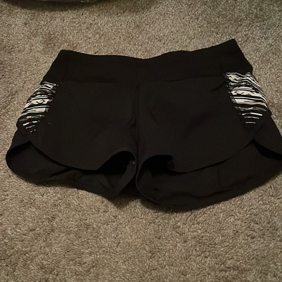 Black and white Ivivva Speed up shorts - Picture 4 of 4